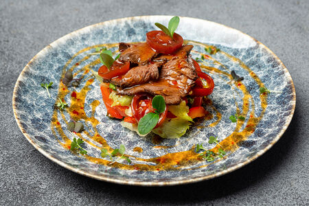 Гриль салат с телятиной, болгарским перцем и маринованными черри