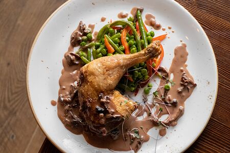 Окорочок куриный с соусом из чернослива