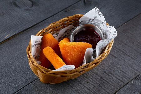 Жареный сулугуни с ягодным джемом