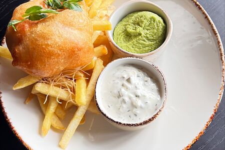 Фиш & Чипс с соусом тар-тар и гороховым пюре