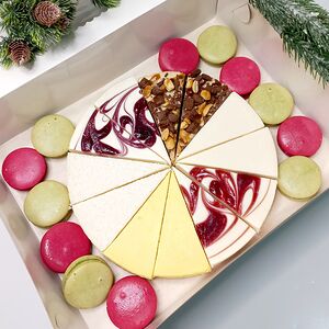 Чизкейк-ассорти и 12 французских макаронс