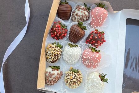 Набор клубники в шоколаде Ассорти 12 ягод