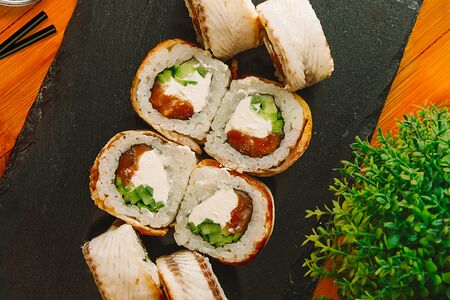 Ролл Унаги онигара