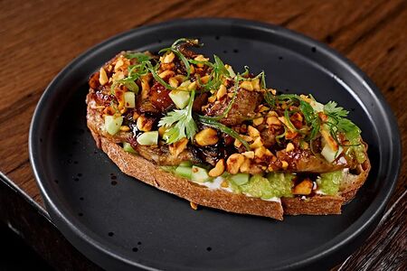 Бутер с угрем, авокадо и огурцом