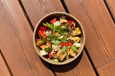 Салат с баклажанами, томатами и тофу