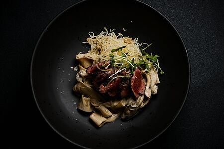 Паста со стейком в перечном соусе