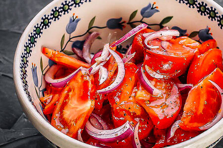 Салат из помидоров с красным луком