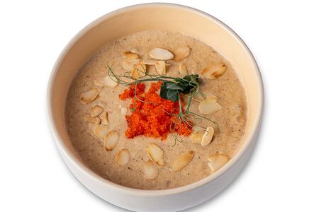 Крем-суп с лососем и лепестками миндаля