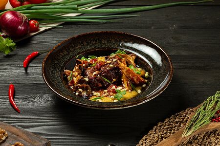 Томленая баранина с кукурузной полентой и грибами