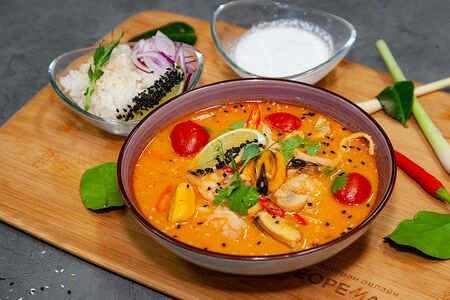 Том ям с морепродуктами