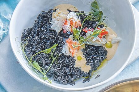 Черное ризотто с крабом и лососем