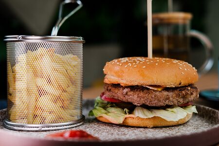 Бургер с котлетой из мраморной говядины 