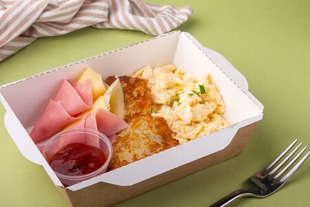 Скрэмбл с картофельными дранниками и ветчиной