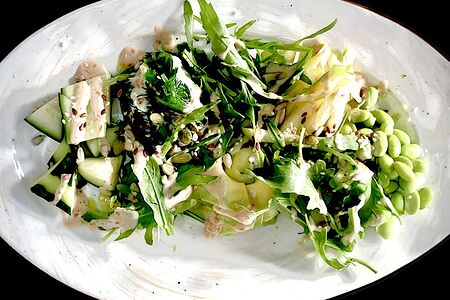 Зелёный салат с ореховой заправкой