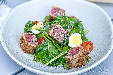 Нисуаз со свежим тунцом, обжаренным в кориандре и чёрном перце