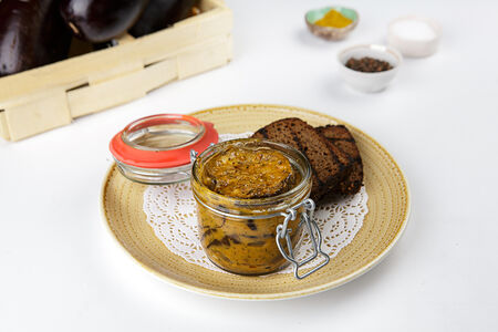 Баклажаны, маринованные в аджике