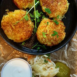 Картофельные драники cо сметаной и добавками на выбор