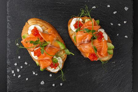 Брускетта с семгой и авокадо