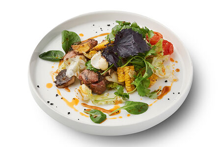 Теплый салат с телятиной, овощами и трюфельным понзу