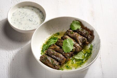 Долма с мясом ягненка и чесночным соусом