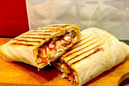 Шаурма с индейкой в белом лаваше