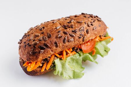 Цельнозерновой панини с растительным мясом и соусом маринара