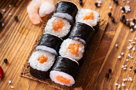 Ролл с лососем