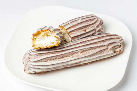 Эклер со сливочным кремом