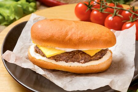 С бифштексом, сыром и майонезом