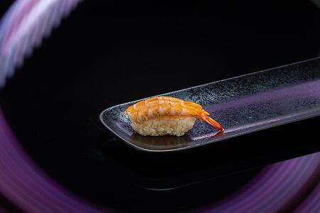 Суши с креветкой отварной 
