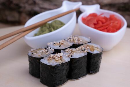 Мини-ролл с угрём