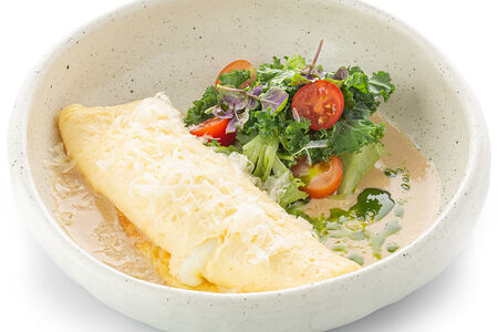 Омлет с крабом, моцареллой и соусом биск