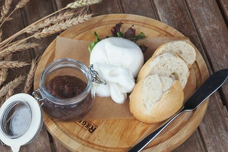 Буррата с джемом из фиников