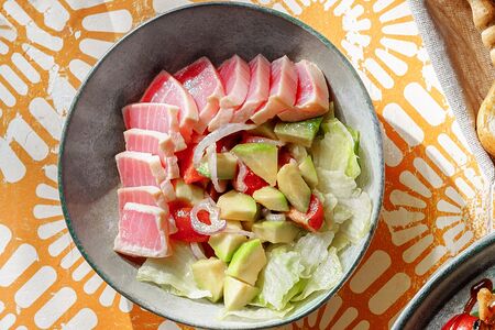 Салат с тунцом и авокадо