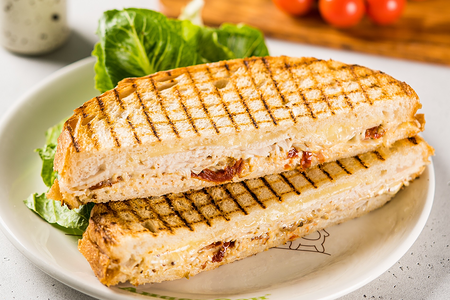 Сэндвич с индейкой, сыром моцарелла, вялеными томатами, заправкой цезарь