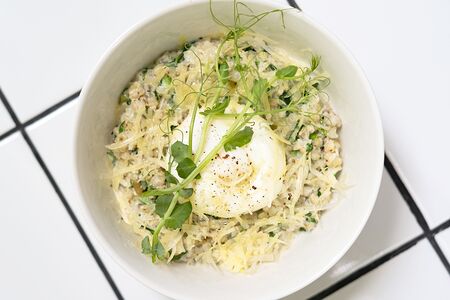 Зеленая гречка на сливках с пармезаном и яйцом пашот