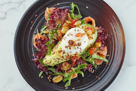 Авокадо с яйцом молле и лососем