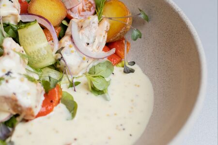 Теплый салат с лососем