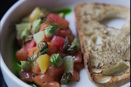 Севиче из лосося с цитрусами и авокадо