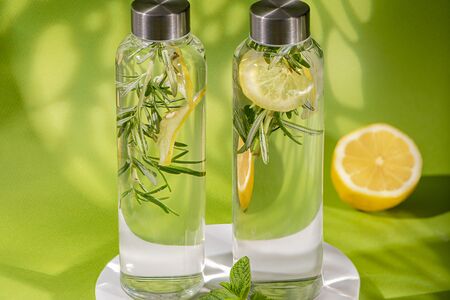 Вода с лимоном и размарином