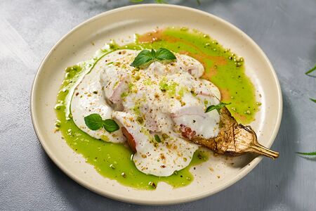 Баклажан, мусс из козьего сыра и фисташки