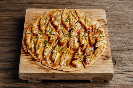 Тостадитос с копченым угрем и сибулетом