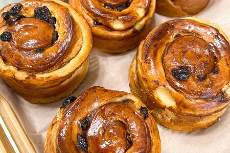 Булочка с изюмом