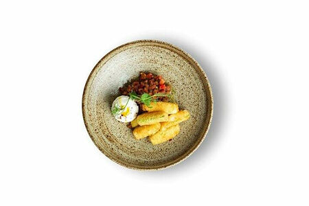 Хрустящие палочки из кабачков, соусом томатный сальцо