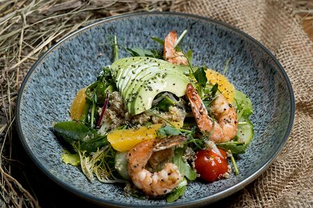 Листья салата с авокадо и киноа