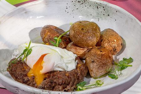 Бифштекс и яйцом пашот и бейби картофелем