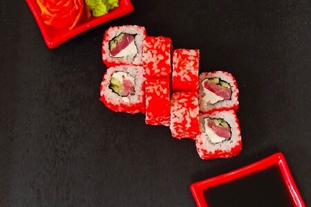 Ролл с тунцом в масаго