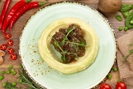 Томленая мраморная говядина с картофельным пюре