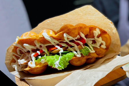 Сытная вафля с сыром, ветчиной и овощами