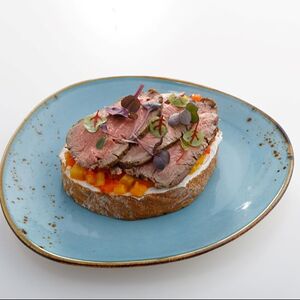 Брускетта с ростбифом